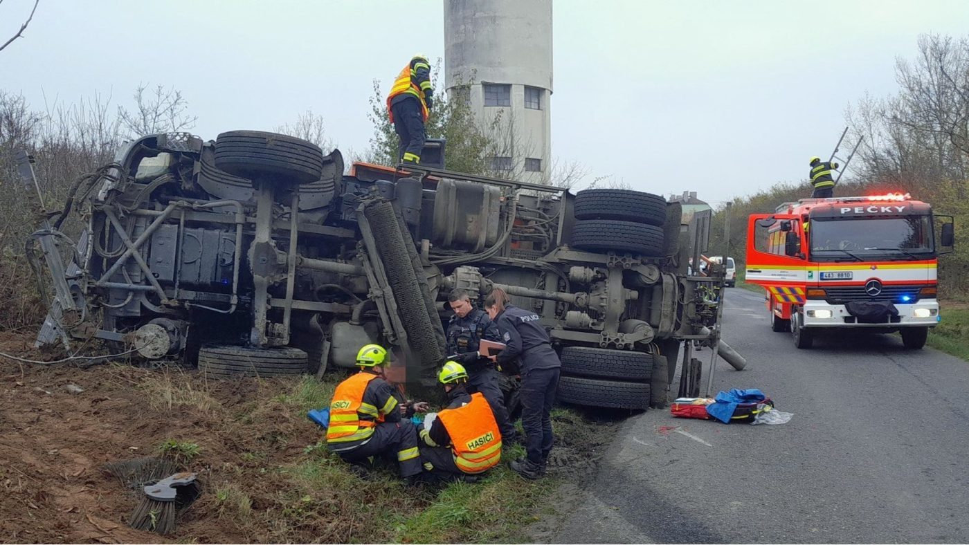 U Kouřimi se převrátil čistící vůz. Foto: HZS