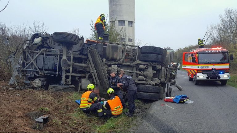 U Kouřimi se převrátil čistící vůz. Foto: HZS