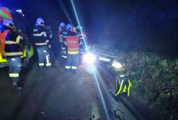 V Kunčině se převrátilo auto na střechu. Foto: HZS