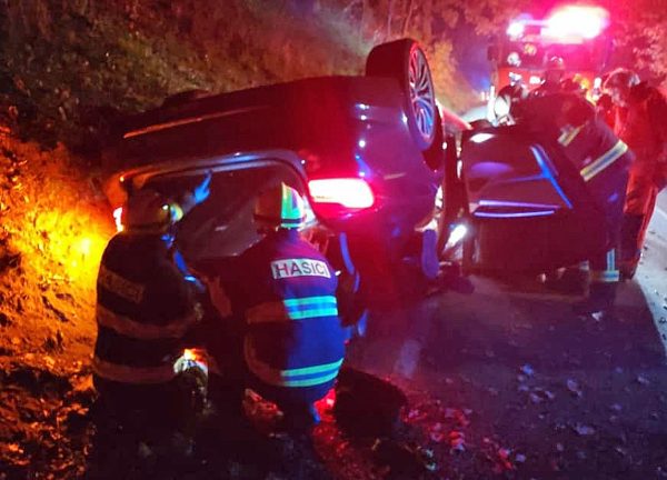 V Kunčině se převrátilo auto na střechu. Foto: HZS