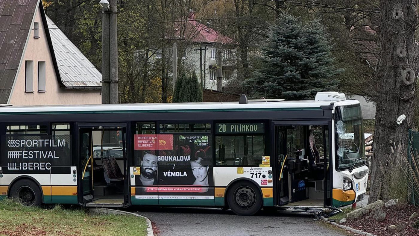 Tragická nehoda auta a autobusu v Liberci - Doubí. 