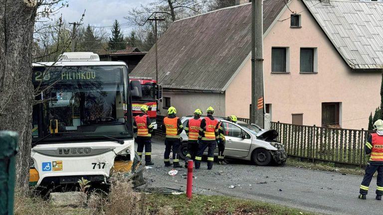 Tragická nehoda auta a autobusu v Liberci - Doubí.