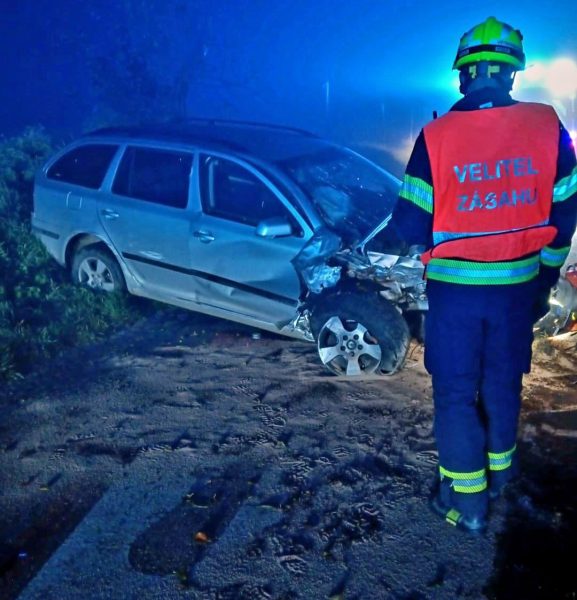 Octavia v obci Liteň narazila do stromu. Foto: Trans Hospital Plus