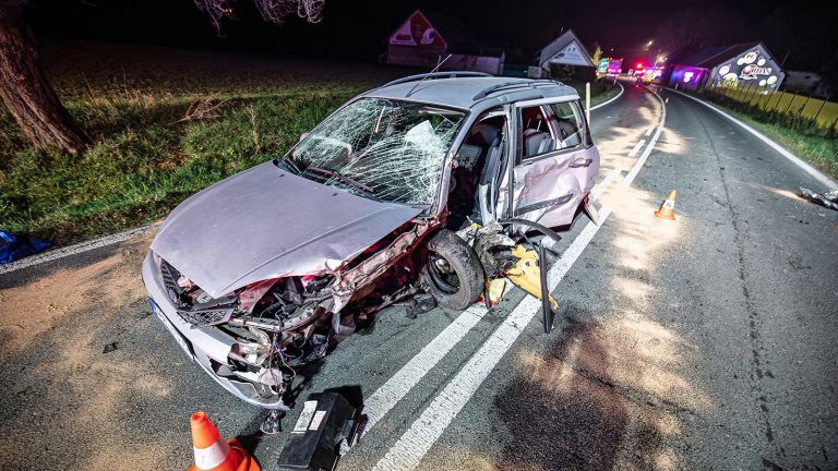 Auto se doslova rozpáralo o kamion. Foto: HZS/Michal Fanta