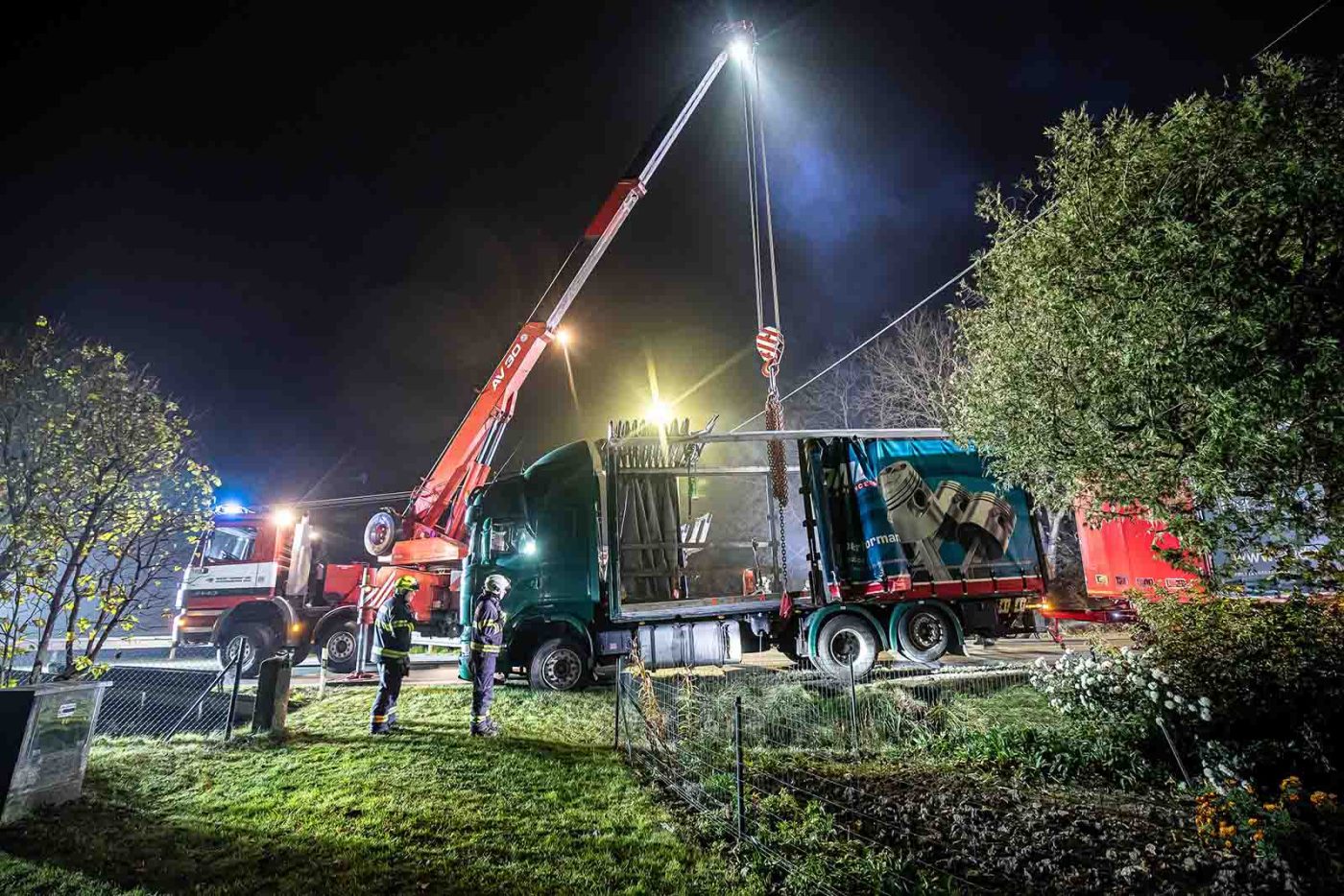 Kamion museli hasiči stabilizovat a vyprostit jeřábem. Foto: HZS / Michal Fanta