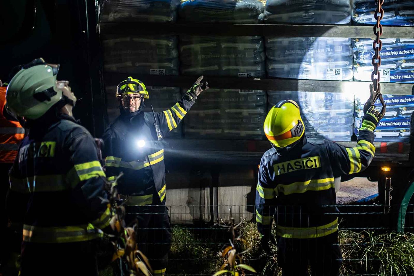 Hasiči museli stabilizovat a přeložit převážený substrát. Foto: HZS / Michal Fanta