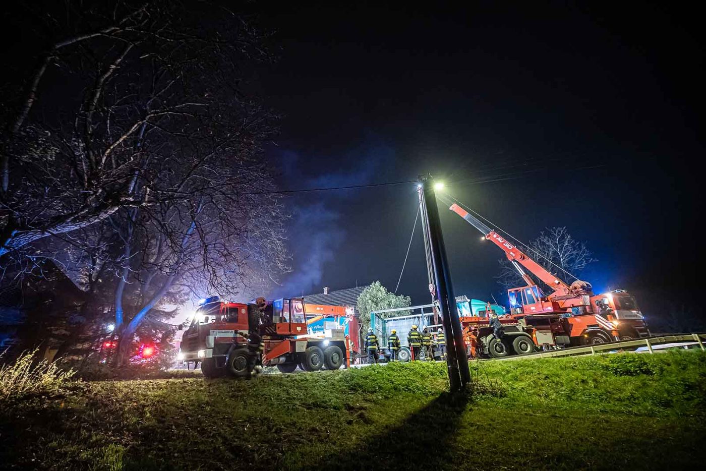 Kamion museli hasiči stabilizovat a vyprostit jeřábem. Foto: HZS / Michal Fanta