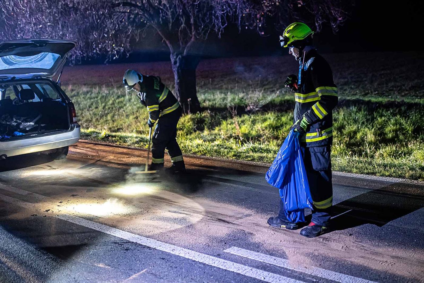 Po nehodě ještě hasiči uklízeli silnici, kam vytekly provozní kapaliny. Foto: HZS / Michal Fanta