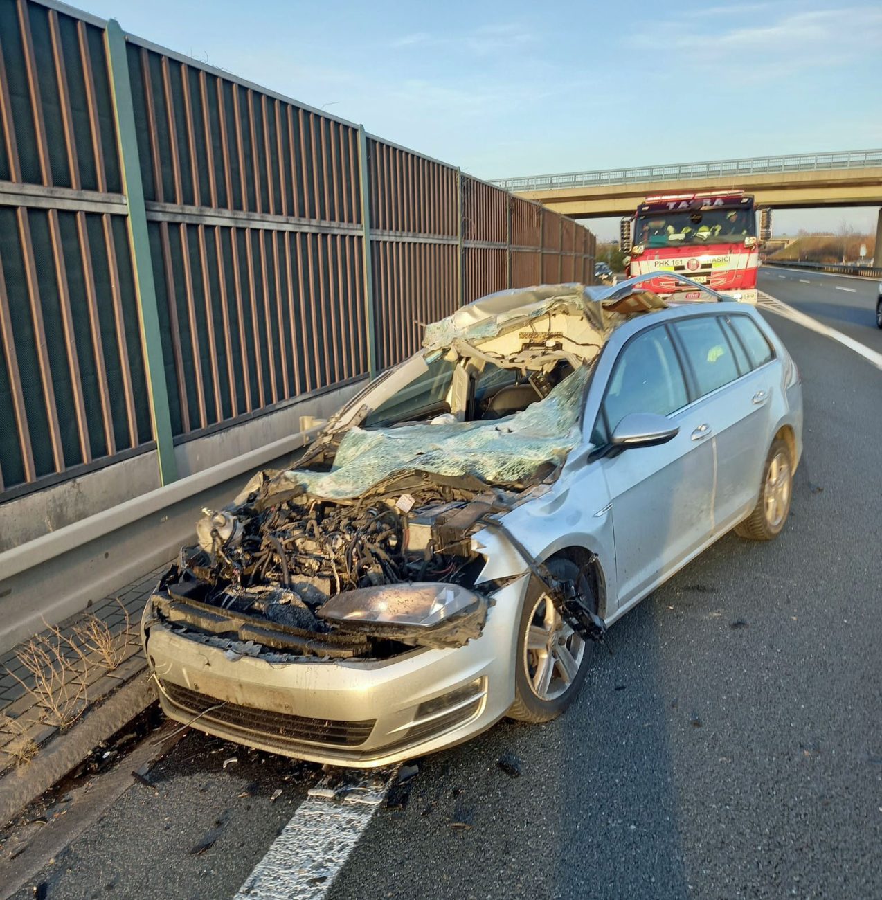 Nehoda dvou aut a náklaďáku na dálnici D11. Foto: HZS