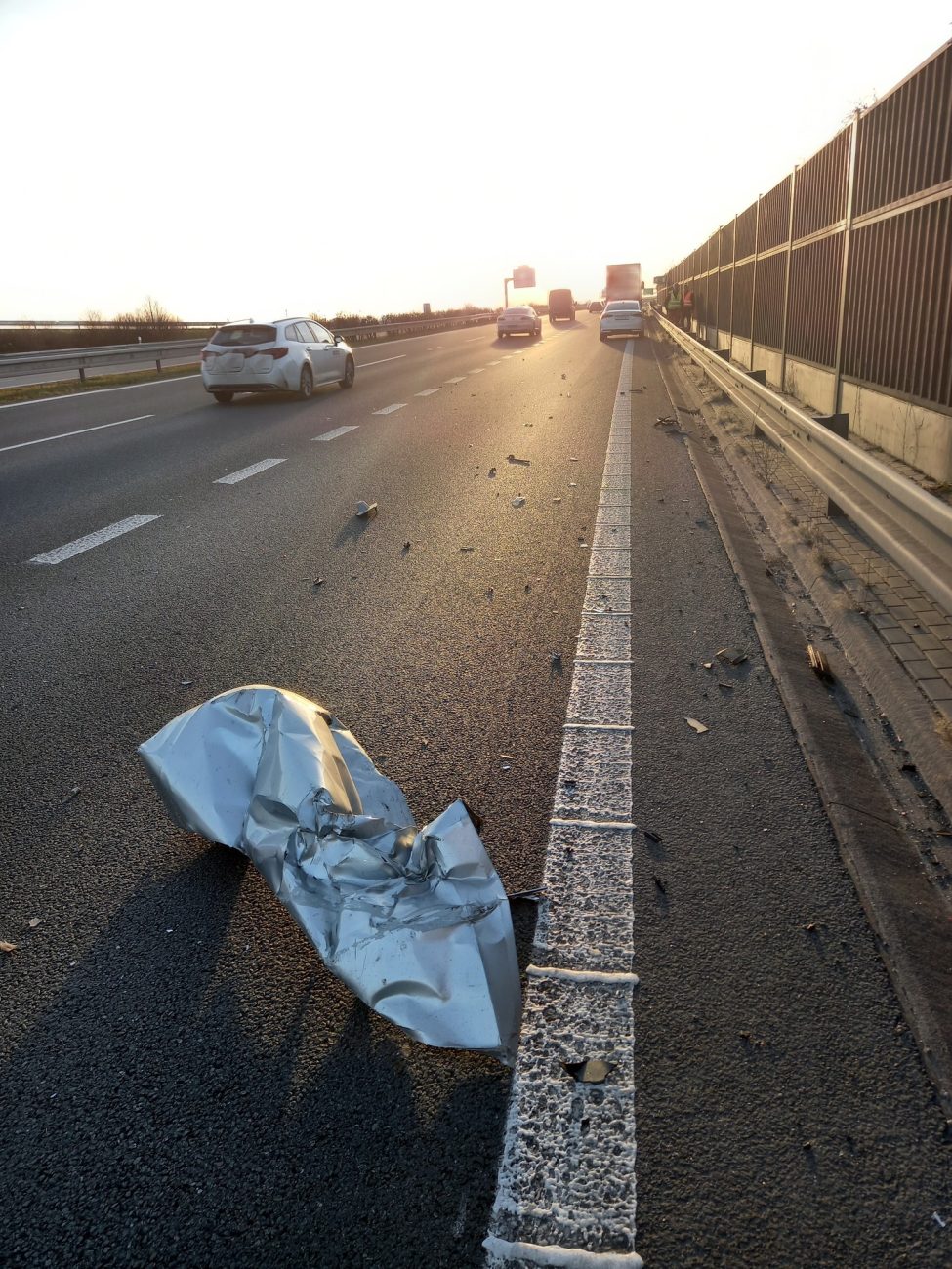 Nehoda dvou aut a náklaďáku na dálnici D11. Foto: HZS