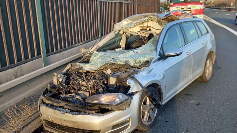 Nehoda dvou aut a náklaďáku na dálnici D11. Foto: HZS