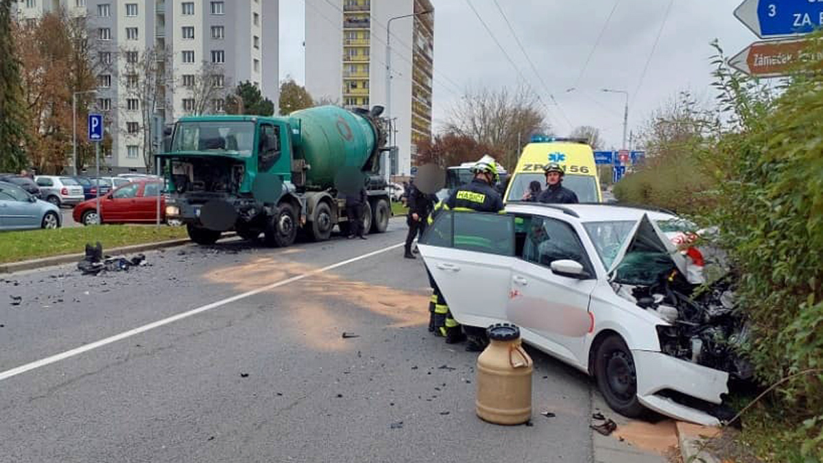 Nehoda auta a domíchávače betonu v Pardubicích. Foto: HZS