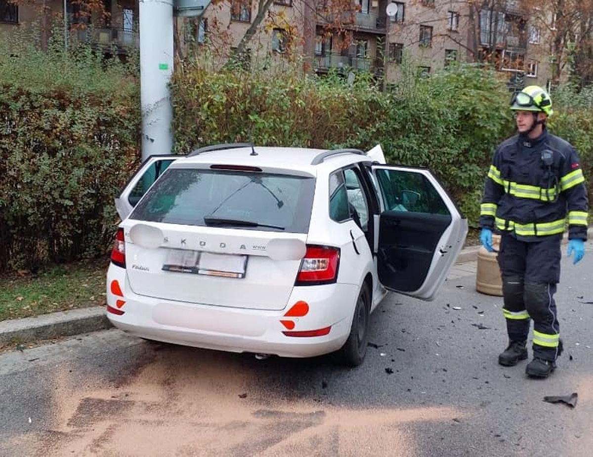 Nehoda auta a domíchávače betonu v Pardubicích. Foto: HZS