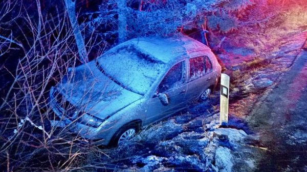 Řidička na Plzeňsku havarovala na sněhu. Foto: SDH Teplá