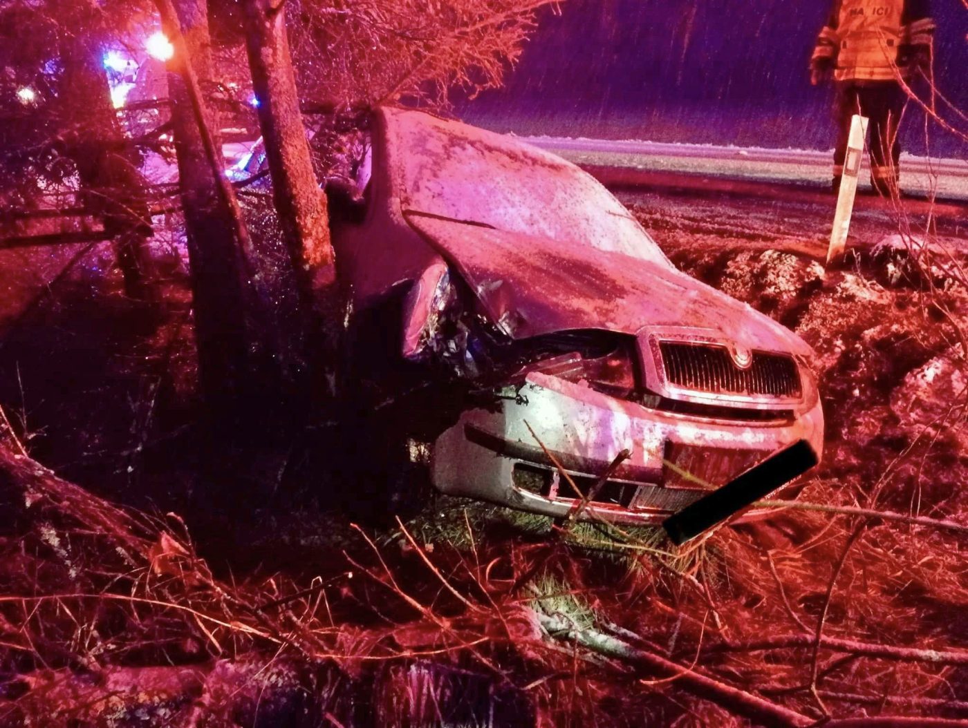 Řidička na Plzeňsku havarovala na sněhu. Foto: SDH Teplá