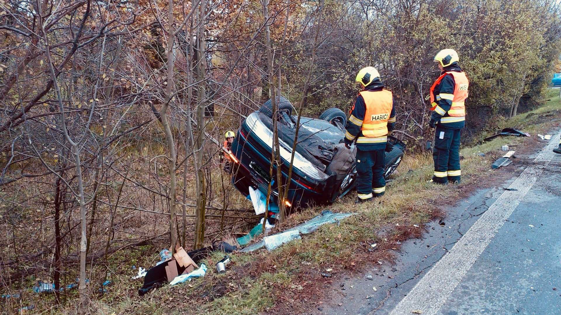 Nehoda ve Starokolínské ulici u Prahy. Foto: HZS