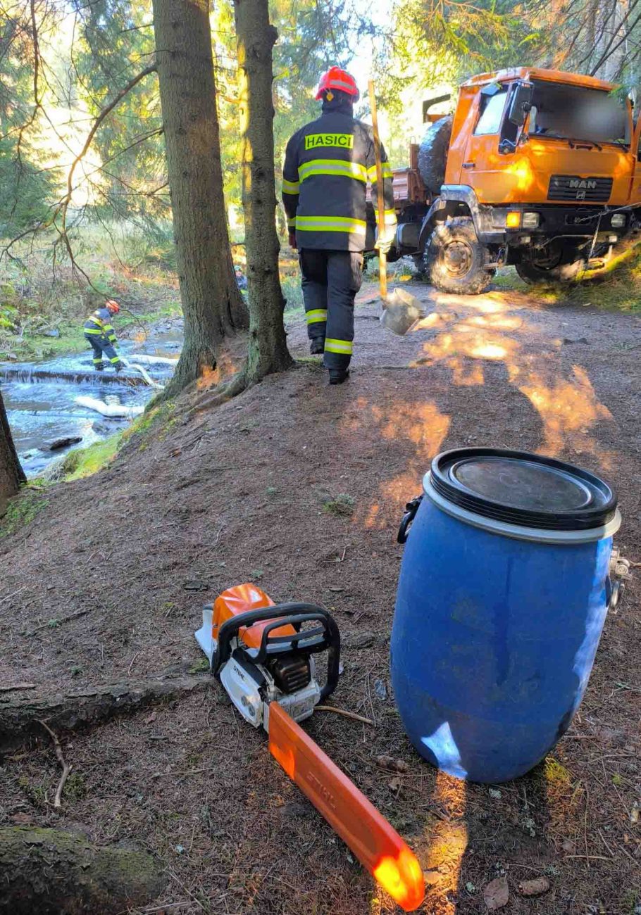 Nehoda nákladního vozu ve Horní Malé Úpě. Foto: HZS