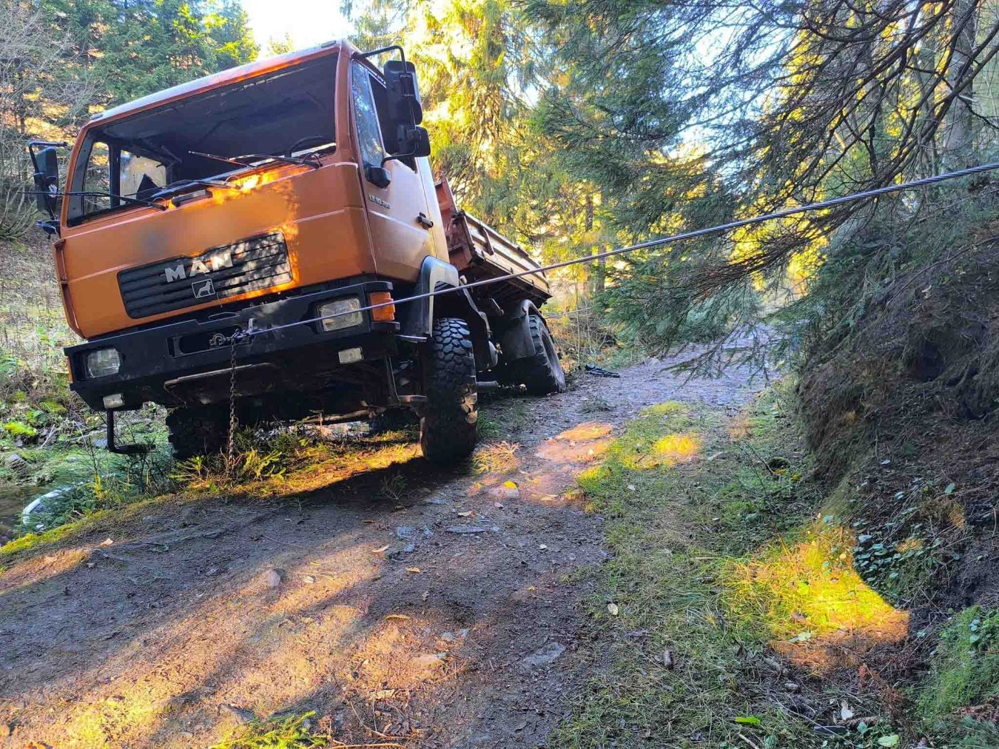 Nehoda nákladního vozu ve Horní Malé Úpě. Foto: HZS