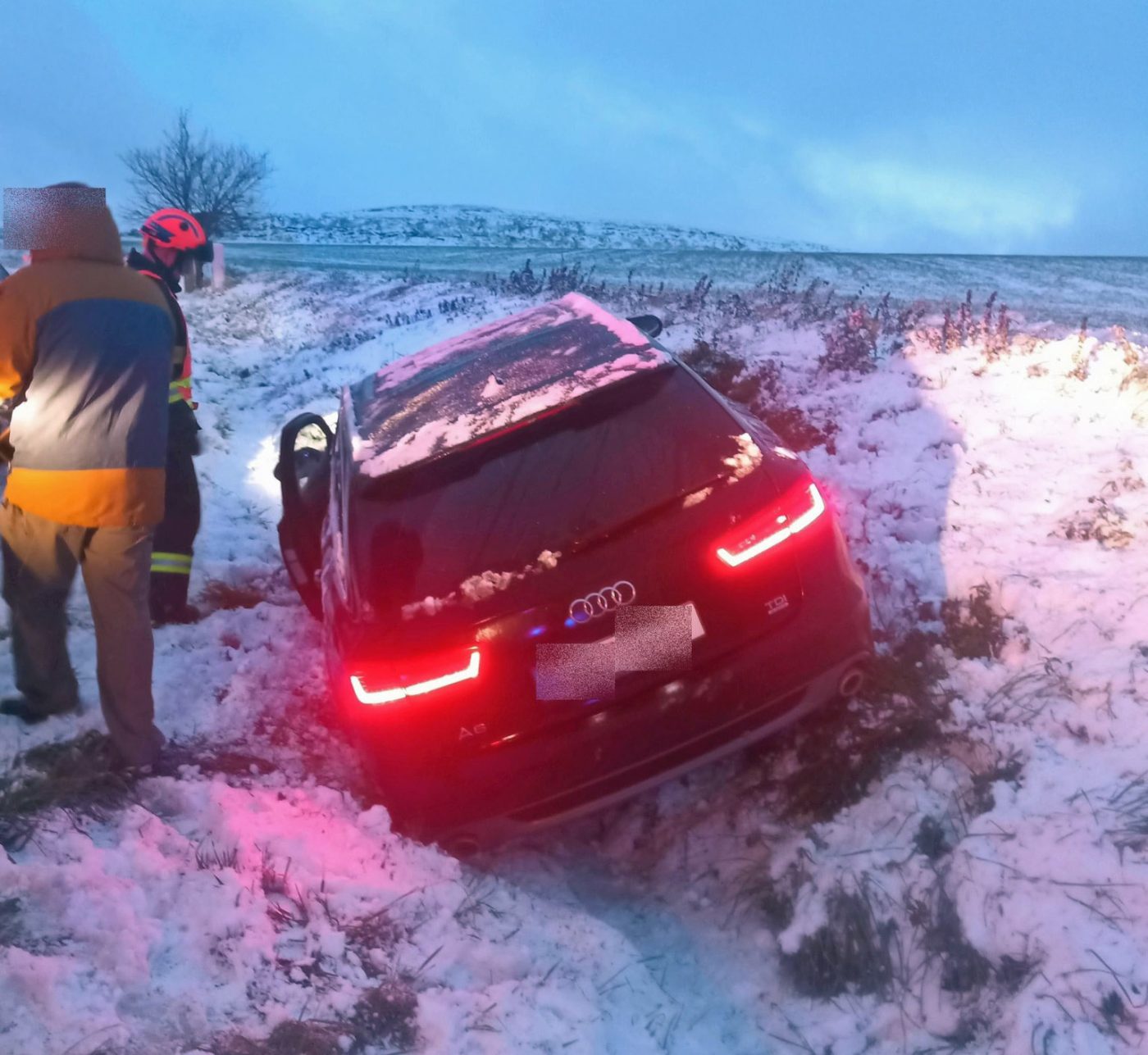 Nehoda auta u obce Poličná na Vsetínsku. Foto: HZS