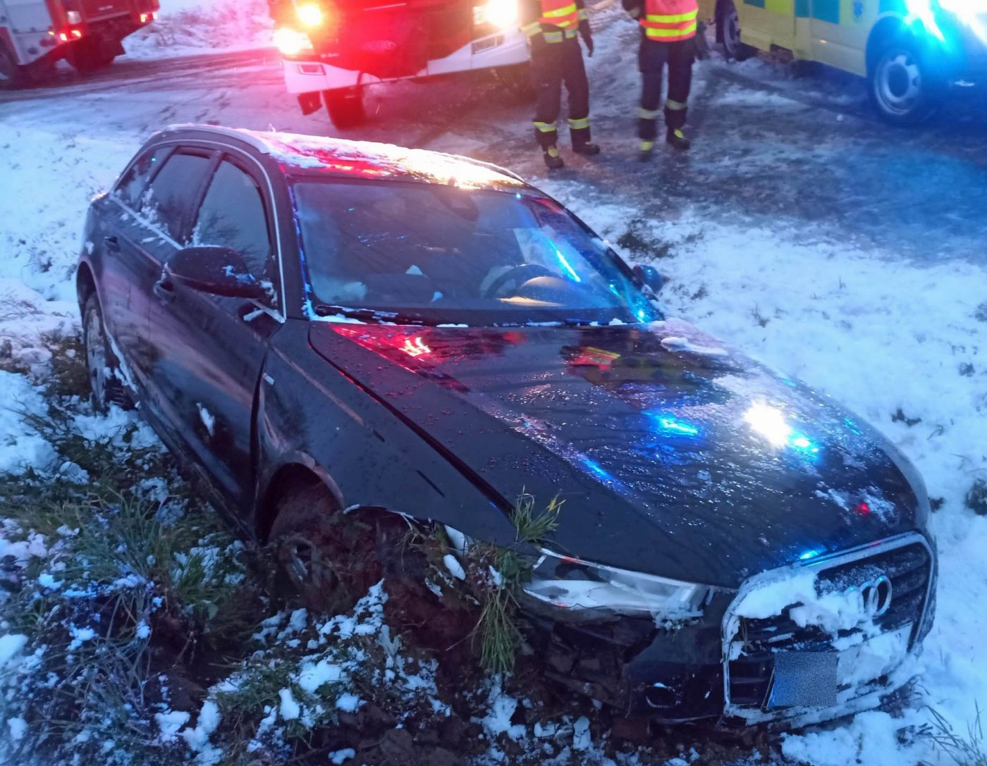 Nehoda auta u obce Poličná na Vsetínsku. Foto: HZS