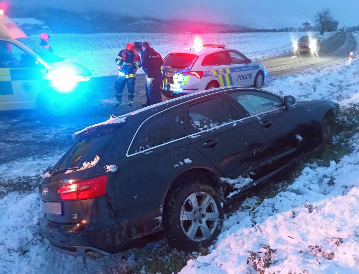 Nehoda auta u obce Poličná na Vsetínsku. Foto: HZS