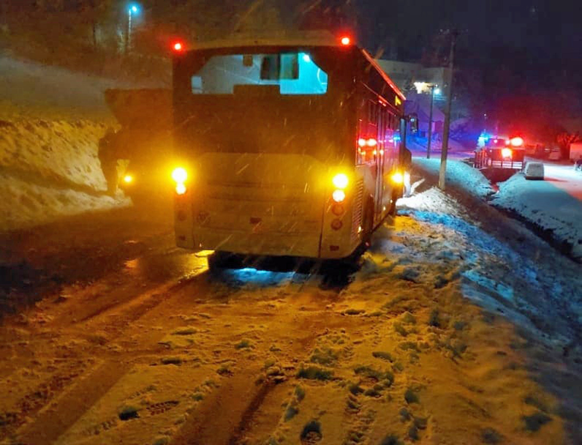 V Jamném nad Orlicí neprojel sněhem autobus. Foto: HZS