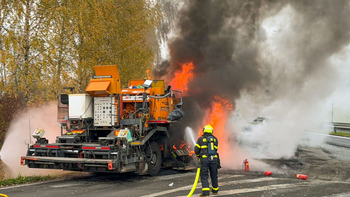 Požár asfaltovacího stroje na D48. Foto: HZS