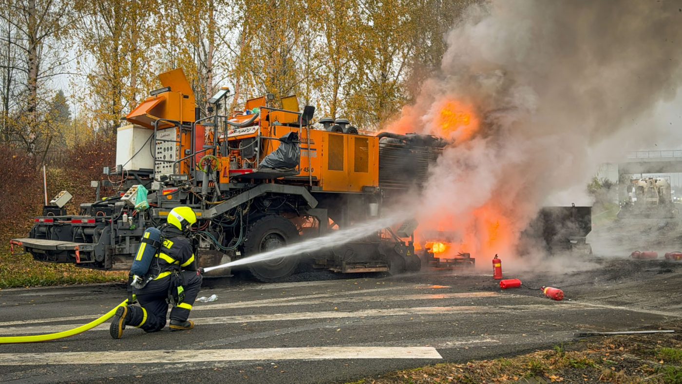 Požár asfaltovacího stroje na D48. Foto: HZS