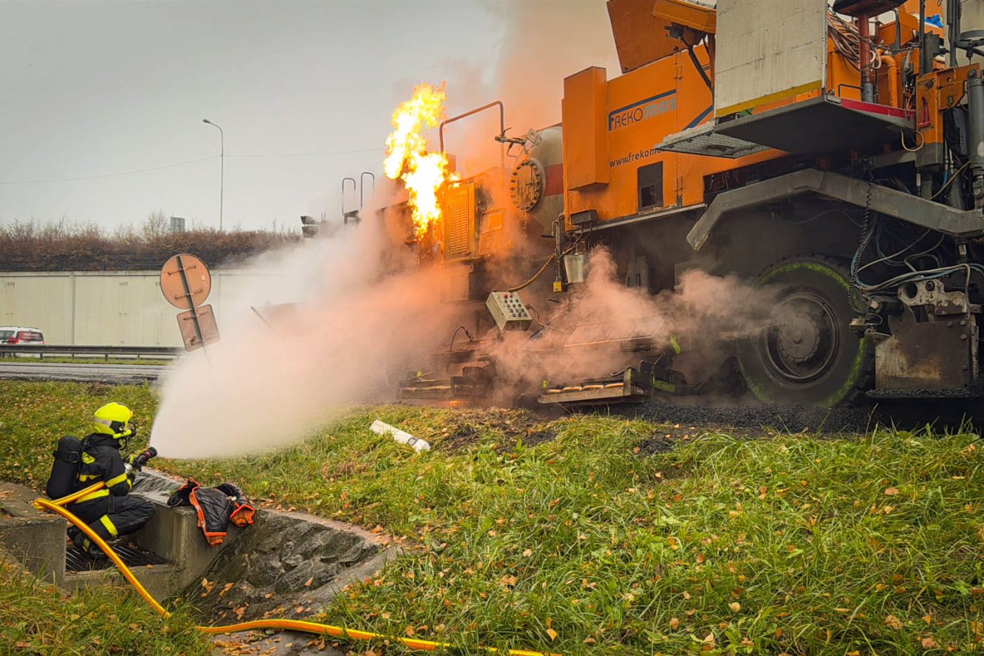 Požár asfaltovacího stroje na D48. Foto: HZS