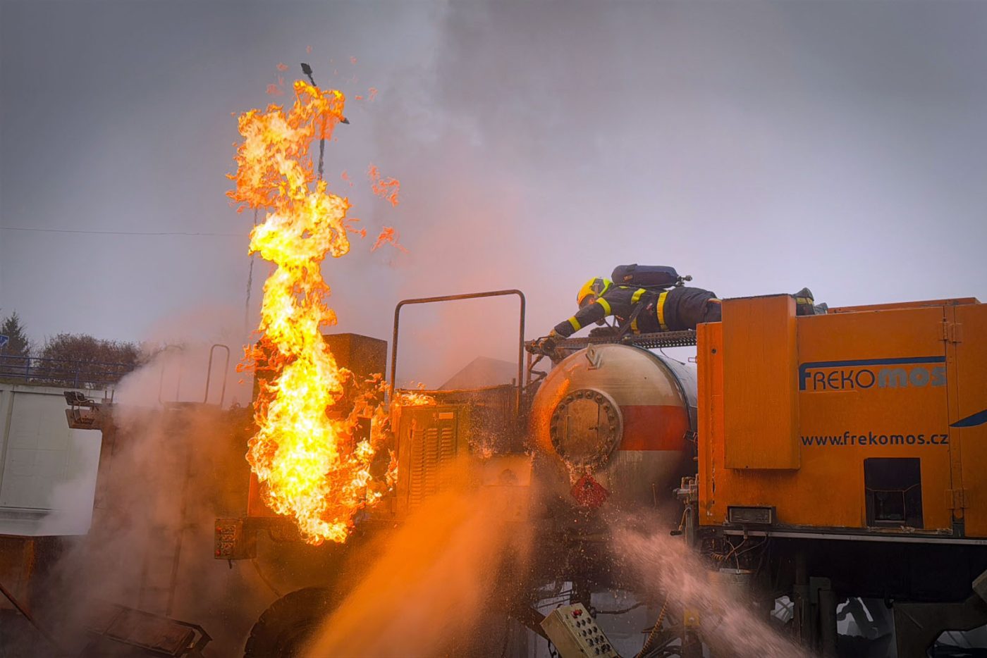 Požár asfaltovacího stroje na D48. Foto: HZS