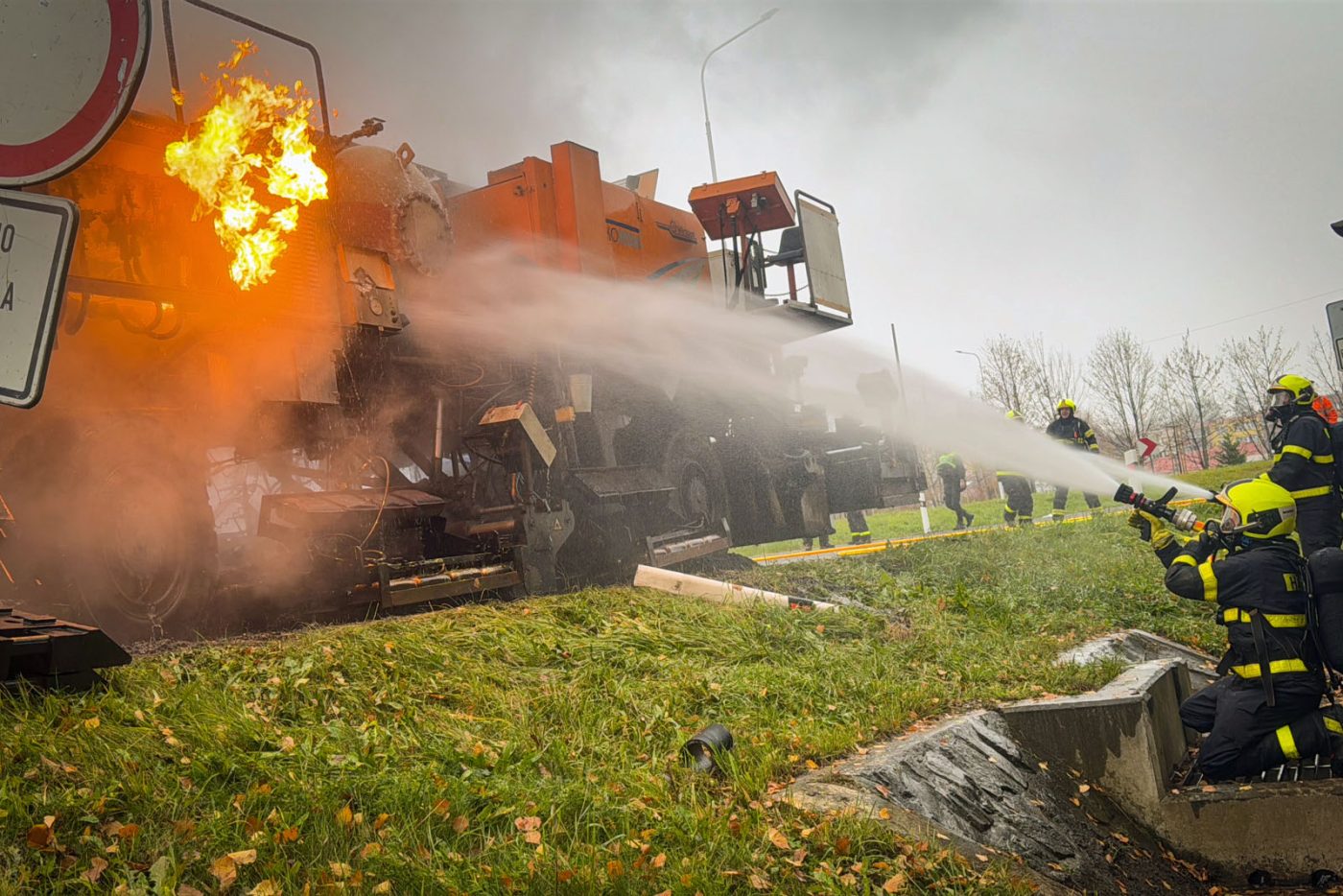 Požár asfaltovacího stroje na D48. Foto: HZS