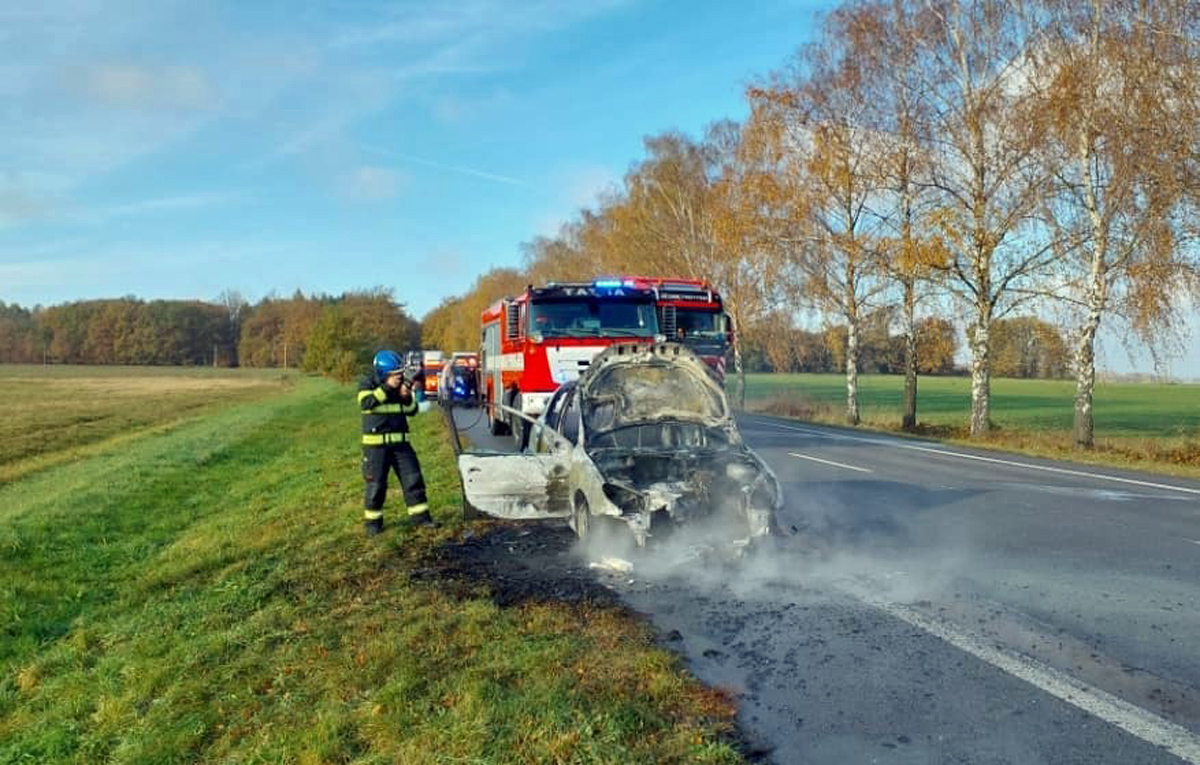 Požár auta u obce Staré Čívice. Foto: HZS