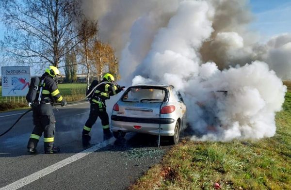 Požár auta u obce Staré Čívice. Foto: HZS