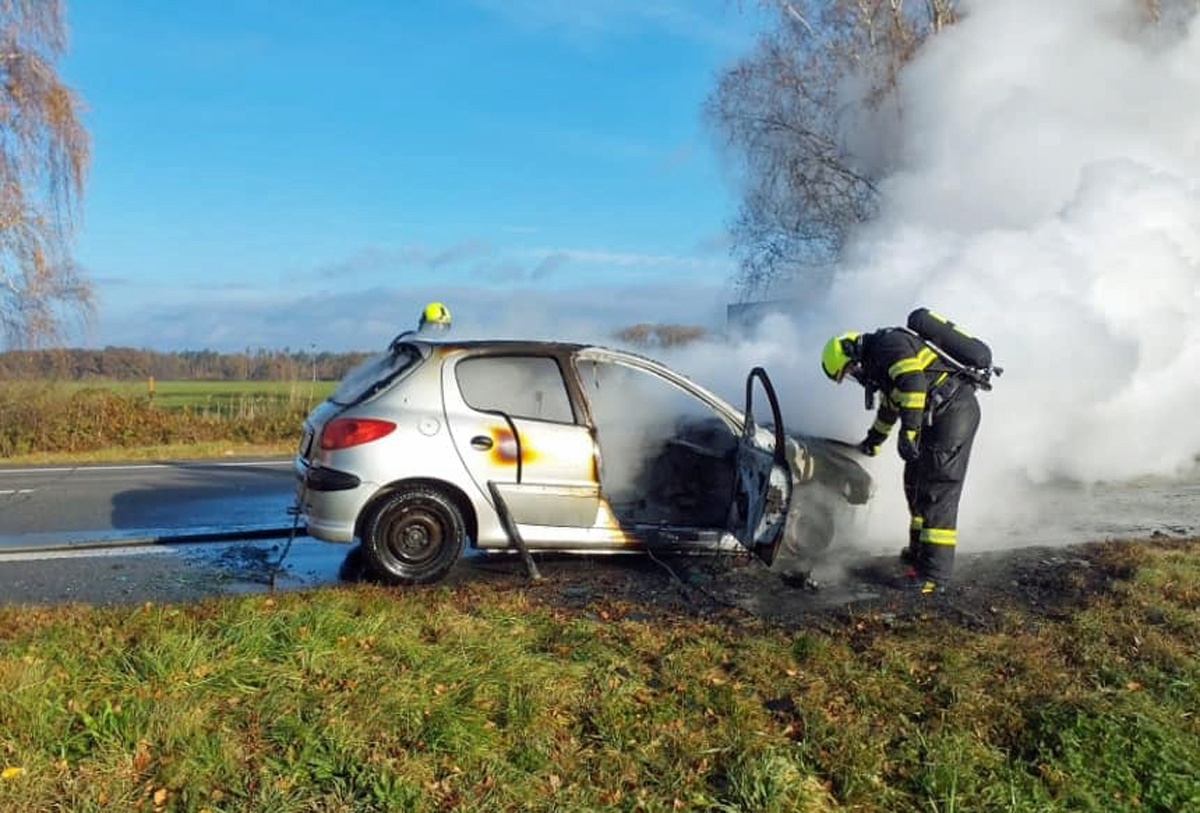 Požár auta u obce Staré Čívice. Foto: HZS