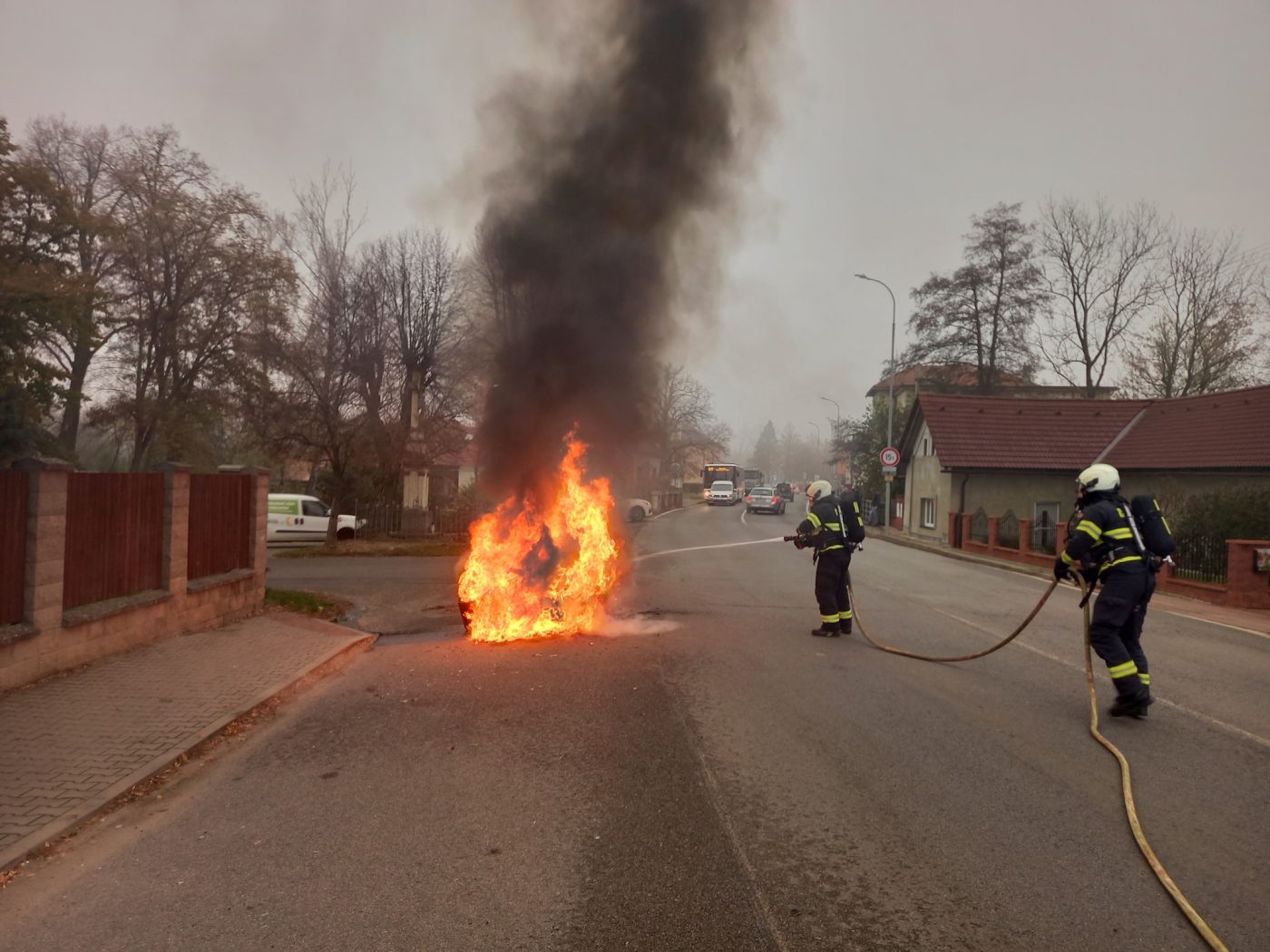 Požár auta v Opatovicích nad Labem. Foto: HZS