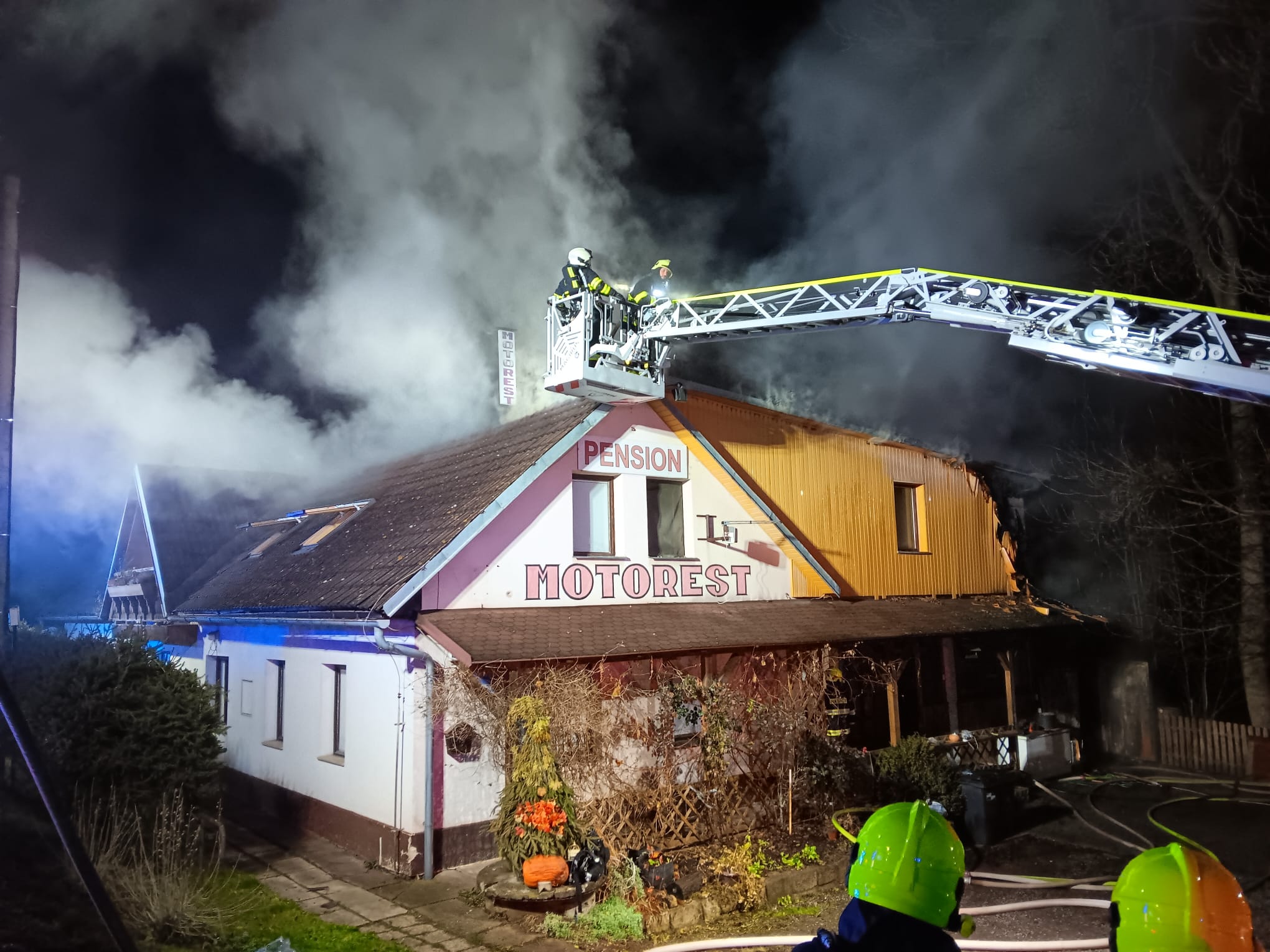 Požár motorestu v obci Dolní Kalná. Foto: HZS