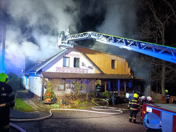 Požár motorestu v obci Dolní Kalná. Foto: HZS