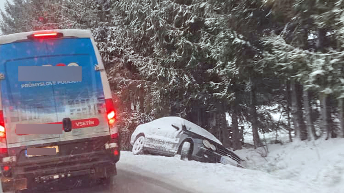 Sníh komplikuje dopravu na Moravě a ve Slezsku.