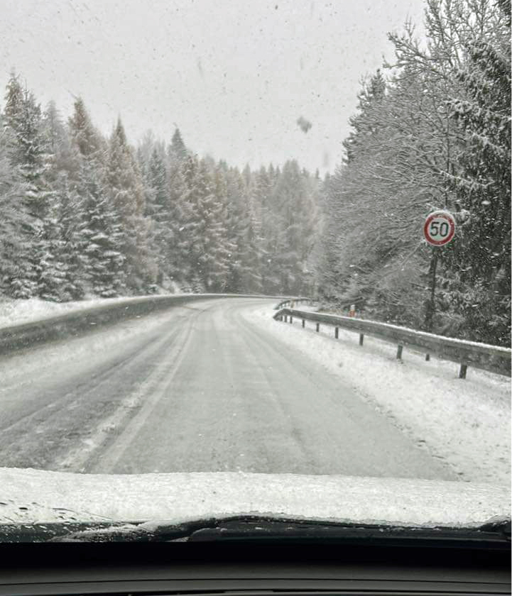 Uježděný sníh potrápil v pondělí řidiče na Šébrtu na Českolipsku. Foto: Rostislav Doležal