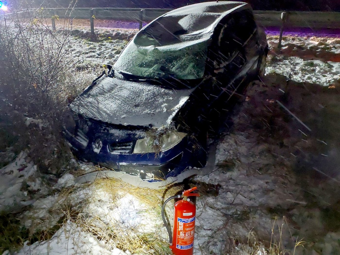 Od čtvrtečního rána bourali řidiči i na Karlovarsku. Foto: HZS