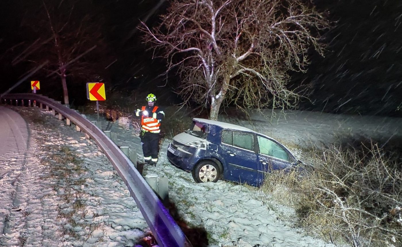 Od čtvrtečního rána bourali řidiči i na Karlovarsku. Foto: HZS