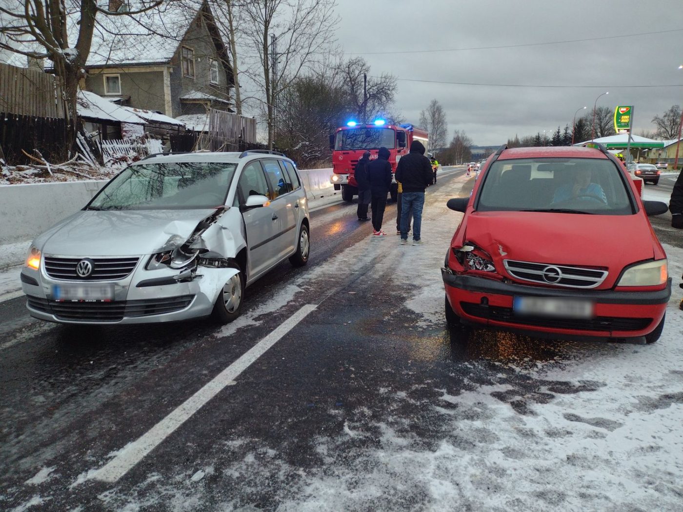 Od čtvrtečního rána bourali řidiči i na Karlovarsku. Foto: HZS