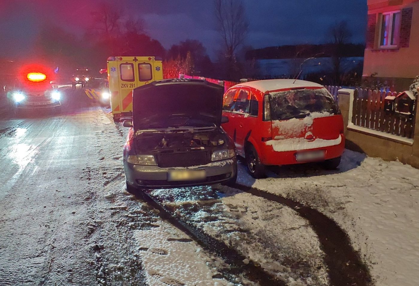 Od čtvrtečního rána bourali řidiči i na Karlovarsku. Foto: HZS