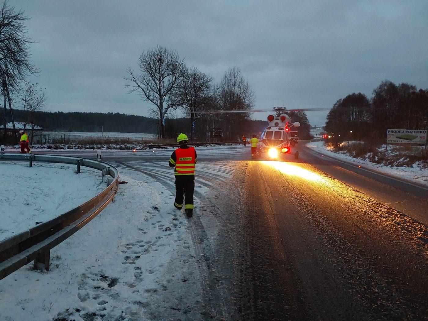 Od čtvrtečního rána bourali řidiči i na Karlovarsku. Foto: HZS