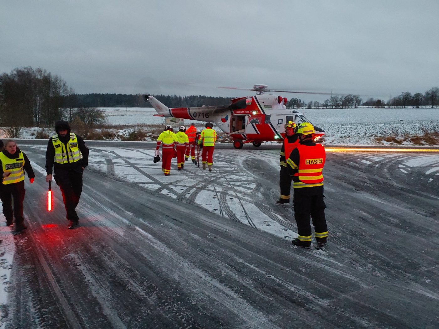 Od čtvrtečního rána bourali řidiči i na Karlovarsku. Foto: HZS