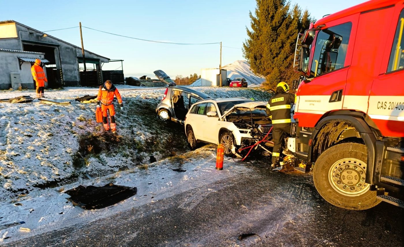 Vážná nehoda dvou aut u Strmilova. Foto: HZS