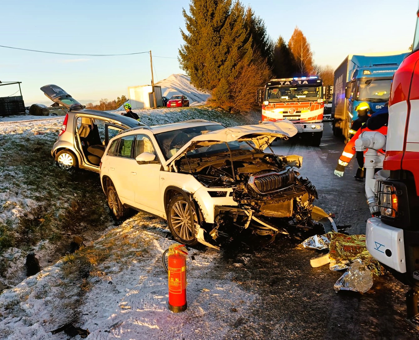 Vážná nehoda dvou aut u Strmilova. Foto: HZS