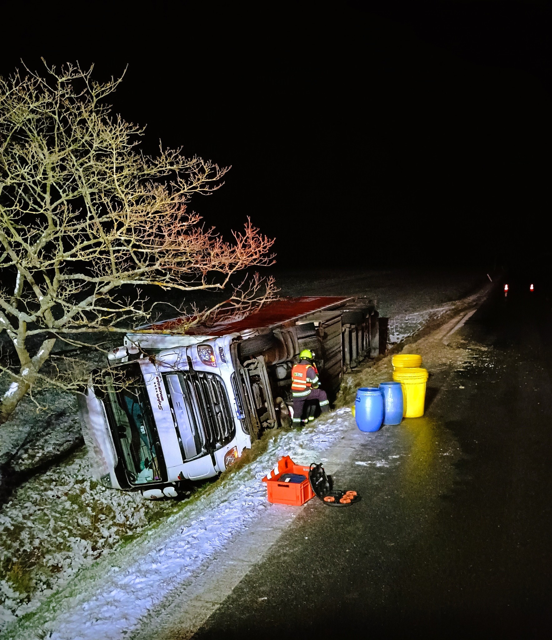 U Bernartic se převrátil na namrzlé silnici kamion. Foto: HZS