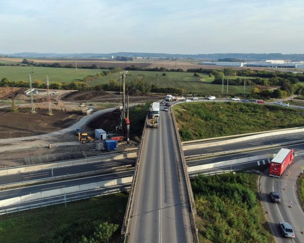 Původní v noci zbouraný most přes D10 u Kosmonos. Foto: ŘSD