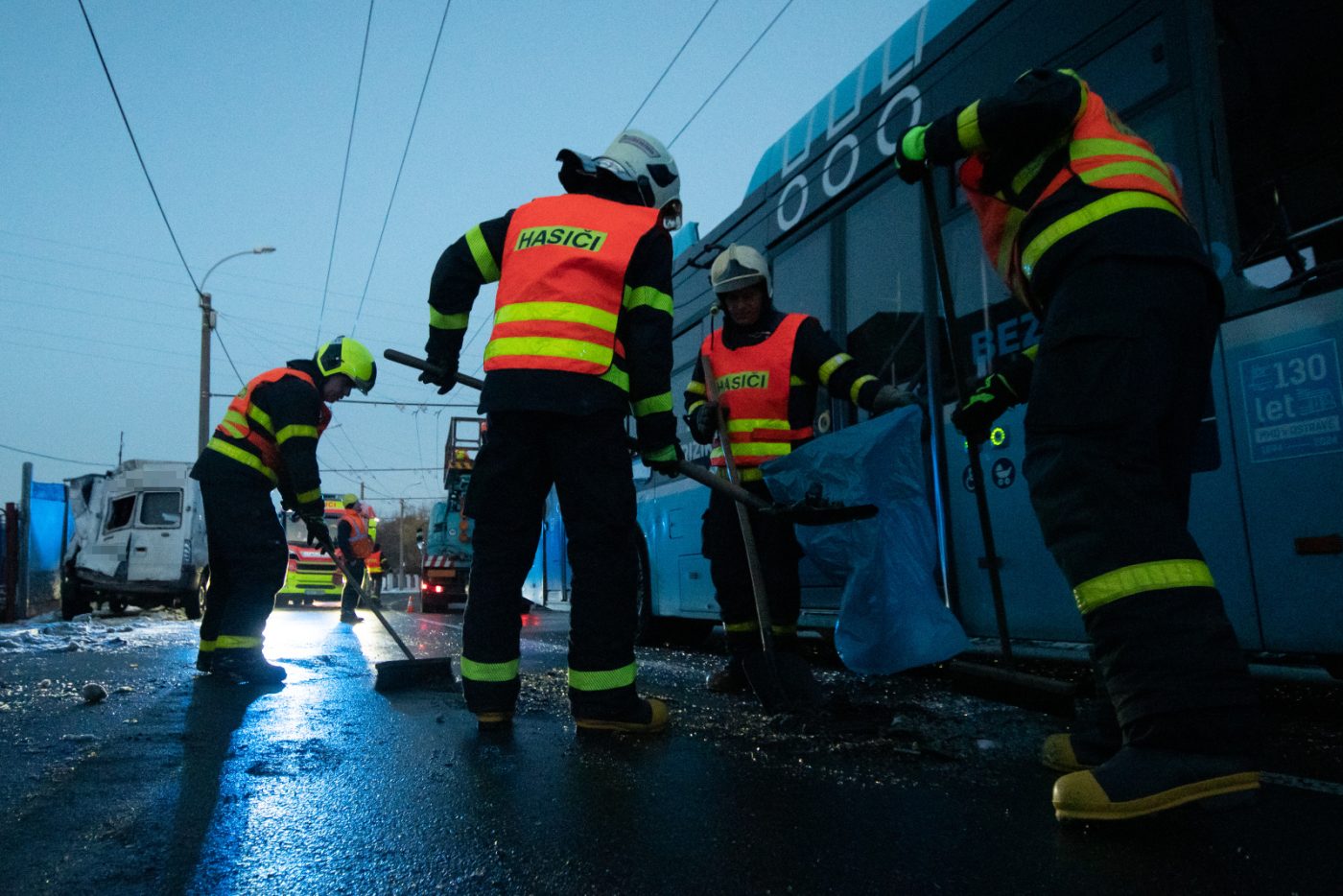 Nehoda trolejbusu a dodávky v Ostravě. Foto: HZS